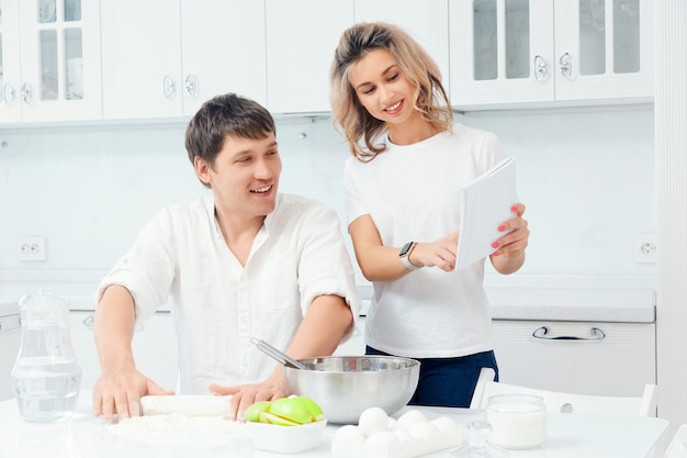 Inštruktor varí v kuchyni